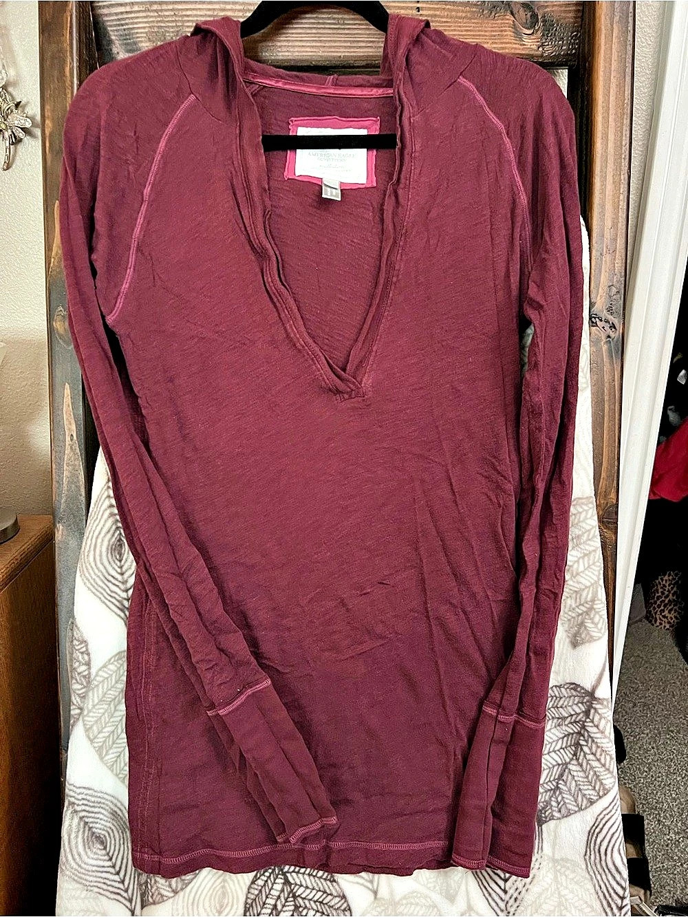 American Eagle Outfitters Long Sleeve V-Neck Top Size Large Burgundy